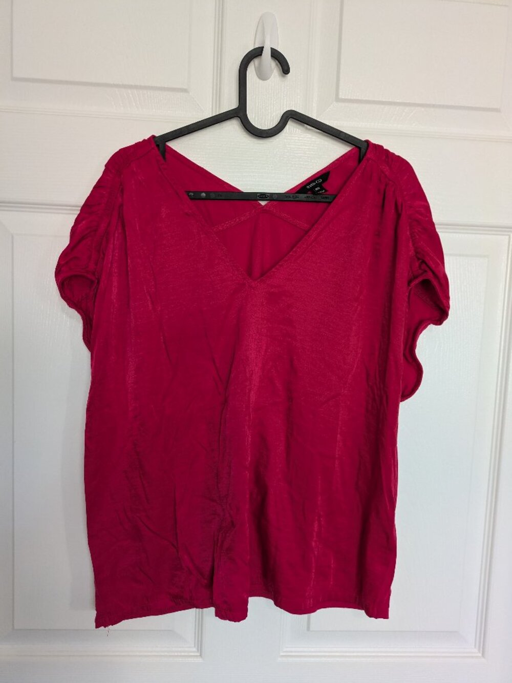 RW&CO Magenta / Bright Fuchsia Pink / Berry V-Neck Blouse Top M